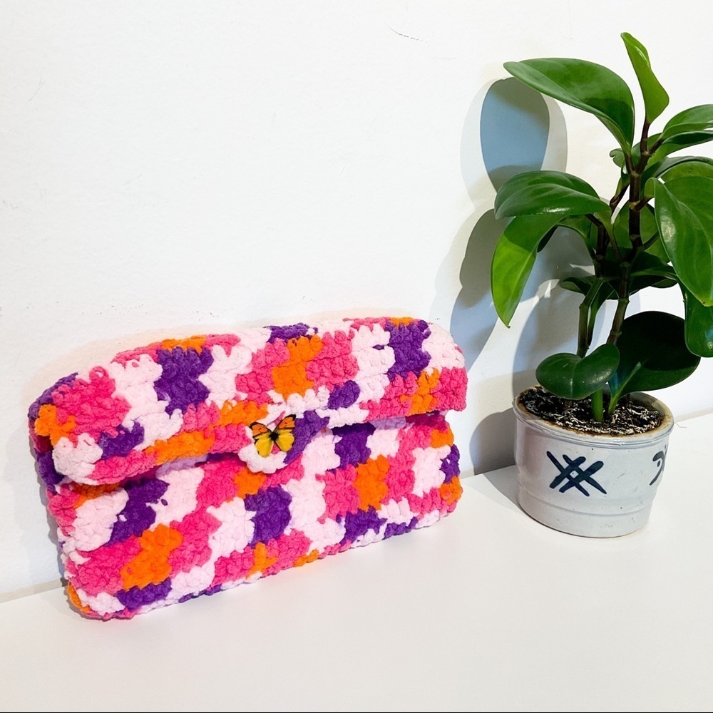 Very 90s VINTAGE Soft Fluffy Travel Clutch With Butterfly Clasp